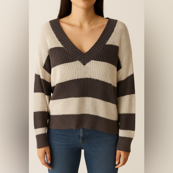 American Eagle Striped V-Neck Sweater Women’s Medium Black Beige Knit Pullover - Picture 1 of 5